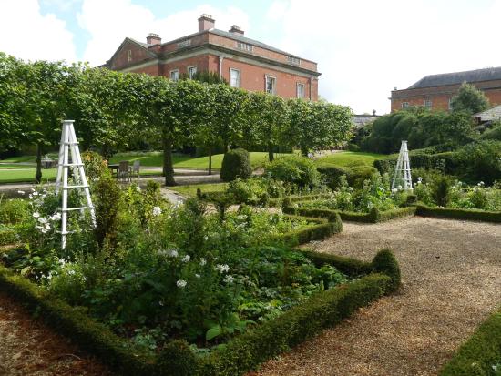 kelmarsh-hall-gardens