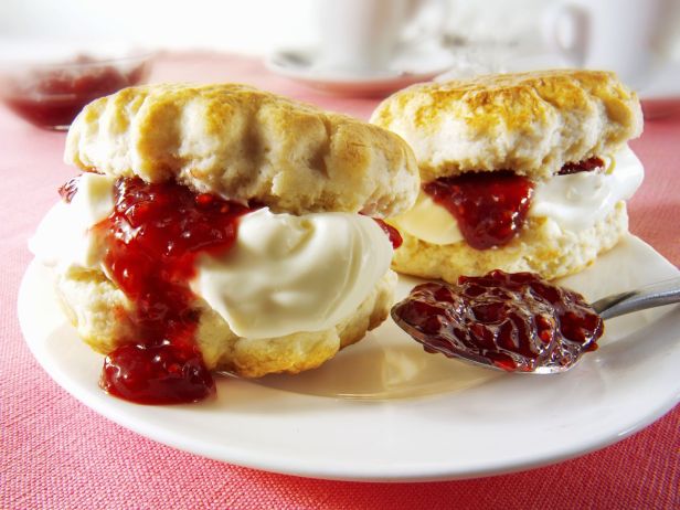 scones-with-raspberry-jam-and-clotted-cream-584688 (1)